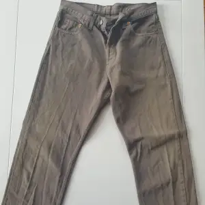 Vintage Levi's jeans i oliv-grön färg. Storlek 32×32 men betydligt mindre i midjan än dagens 32 mått.  Skrynkliga pga nytvättade, det går bort vid användning. Mått och fler bilder kan skickas vid intresse, hör av dig :) 