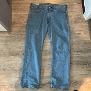 Levis Jeans 501 - Använt endast ett par gånger, passar tyvärr inte längre. W33 L30. Nypris 1250kr från levis.com 