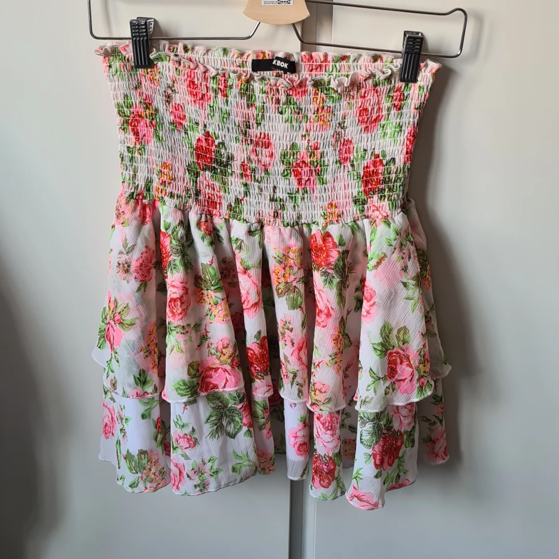 Oanvänd  blommig kjol