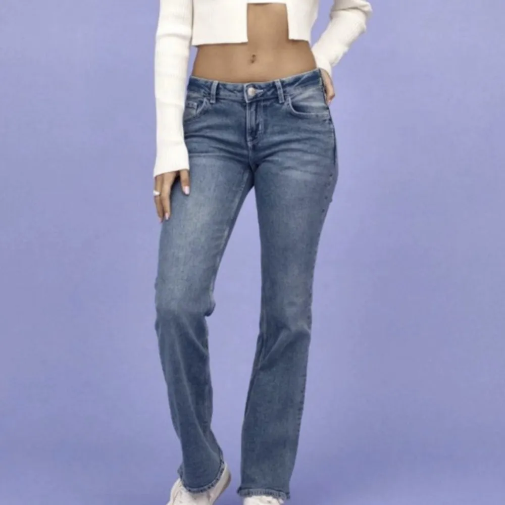 Säljer dessa supersnygga blåa jeansen med en låg midja och utsvängda ben🩷. Jeans & Byxor.