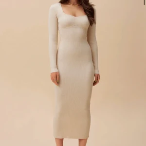 ADOORE KLÄNNING - En beige adoore klänning som tyvärr inte kommer till någon använding. Mjukt material och otrolig att ha på sig. Det är inte den vita som på första bilden utan en beige färg som i te verkar säljas längre! 🤎