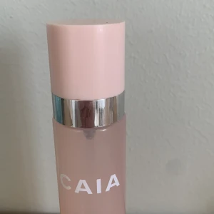 Caias settingspray  -  Säljer caias settingspray då jag fick fyra styckna när jag fyllde år. Har bara sprutat en gång men annars är den oanvänd! Buda på!!❤️