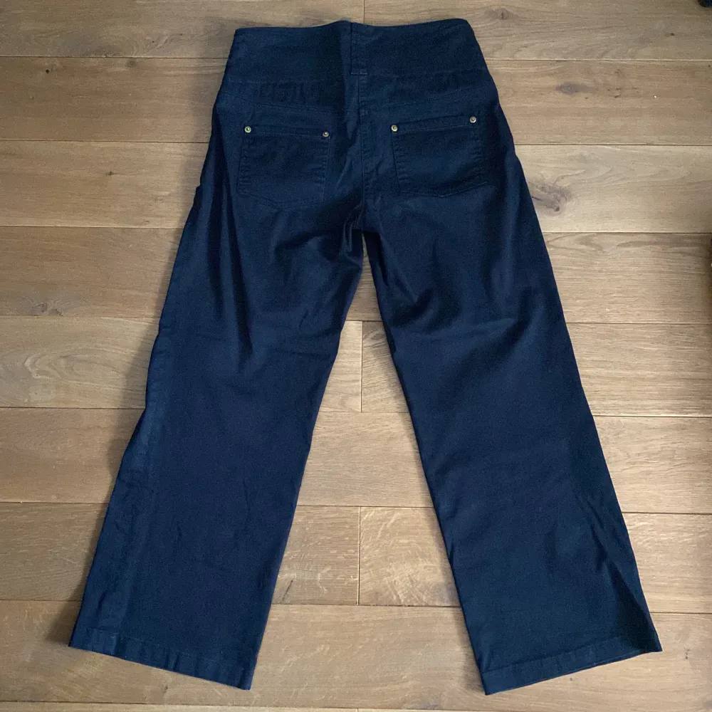 Svarta utsvängda jeans från Vila. Jättefina men är för korta för mig (jag är 178). Bra skick. Storlek: XS. . Jeans & Byxor.