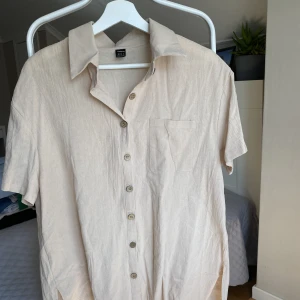 Linne sett. - Säljer ett linne sett som består av en skjorta och ett par shorts. I färgen biege och i stolek M. Säljer för 60kr Köparen står för frakt 🌸
