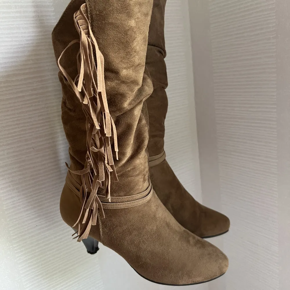Superfräna mockaboots med fransar! Köpt secondhand, väldigt fint skick. Aldrig använda av mig🤎. Kengät.