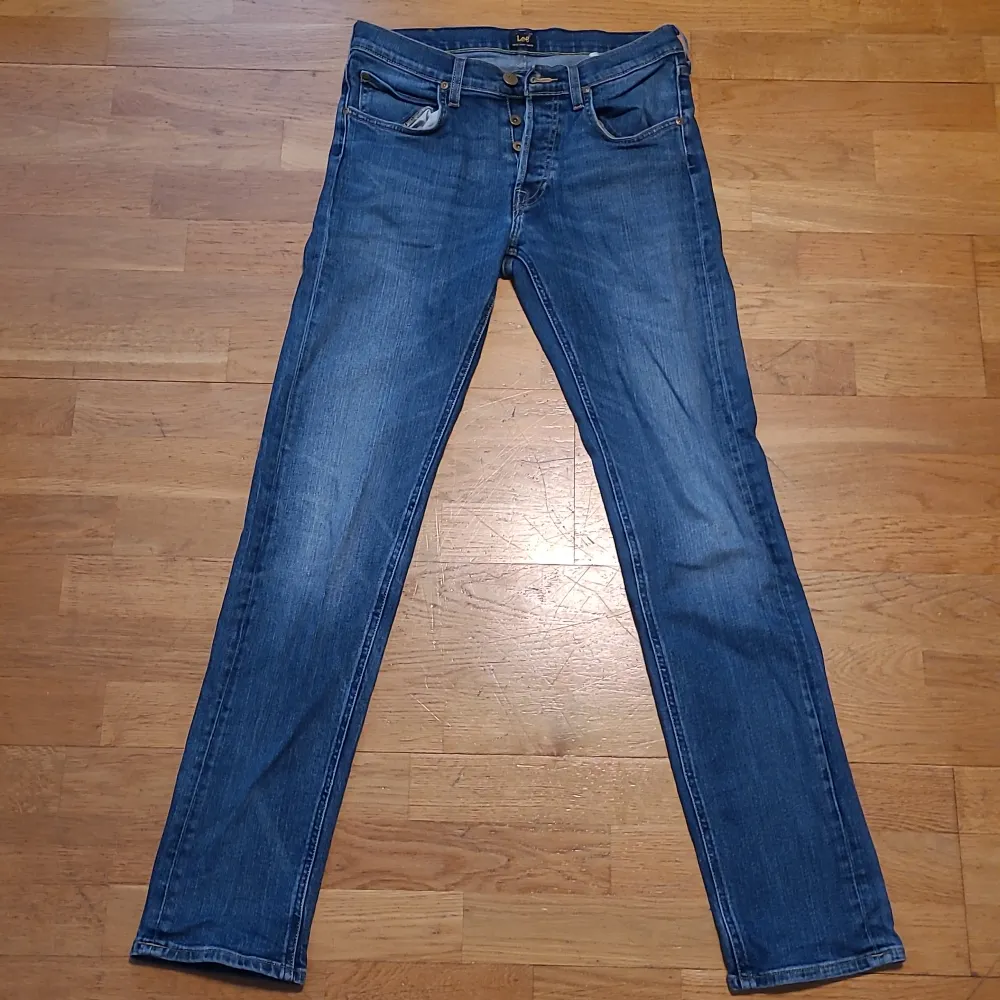 Great condition except for a hard to see hole at the back. Used very few times. Selling because I prefer slim fit. Feel free to contact in Swedish! . Jeans & Byxor.