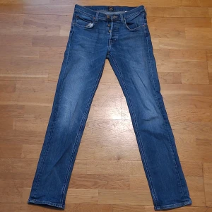 Blue Jeans - Great condition except for a hard to see hole at the back. Used very few times. Selling because I prefer slim fit. Feel free to contact in Swedish! 