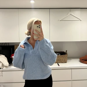 Stickad tröja  - Ljusblå stickad tröja från Gina Tricot med krage! 🩵