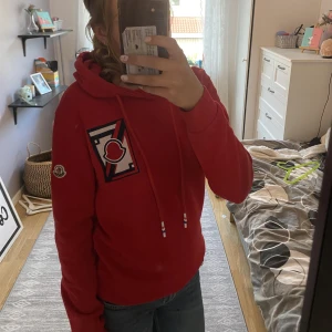 Moncler hoodie  - Röd moncler hoodie med stort tryck Står att den är i storlek L men passar mig som har S ⭐️ Jättefin! 
