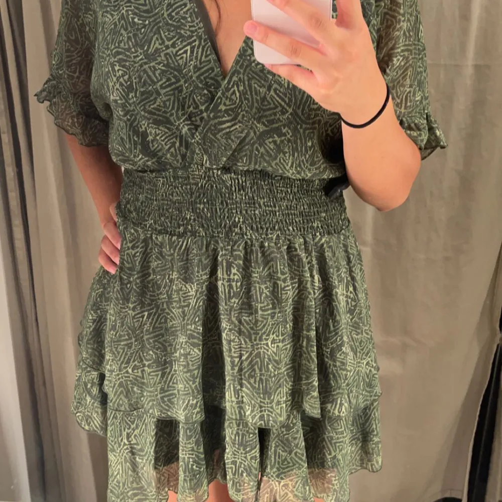 Hej! Säljer denna fina klänning från zara utomlands pga att det ej kommer till användning. Använd ett fåtal gånger men i superbra skick! Är 169 cm lång. Skriv vid frågor🤍(säljer en till klänning från zara, kika!). Klänningar.