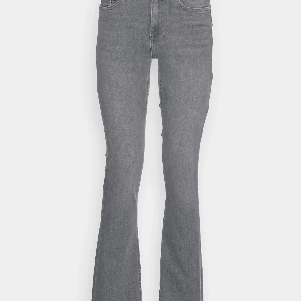 Säljer mina gråa jeans från Only då dom inte blir till användning, använda knappt 5 gånger. Nypris 480kr, köparen står för frakt!. Jeans & Byxor.