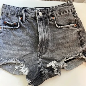 Zara jeansshorts - Gråa jeans shorts från zara i storlek 32🥰