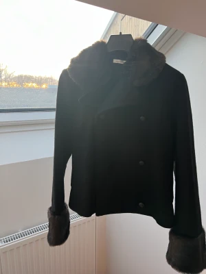 Kappa Ida Sjöstedt  - Fin kappa från Ida Sjösted. Bara använd en gång, normal i storleken och i mycket bra skick.