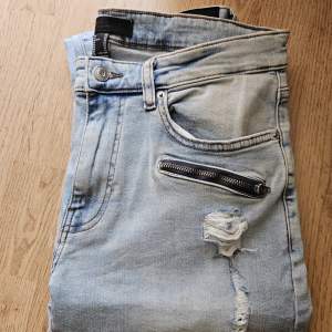 A brand new ruff ,stratch jeans . Not even wear a single time. Just peal off the tags.  Selling due to small in size for me New price 850kr. My price is 500kr 