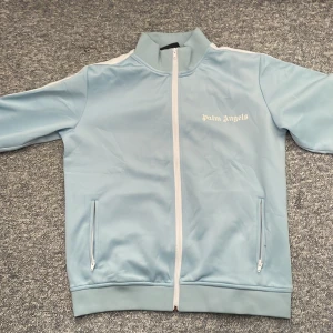 Palm angels tröja - Hej jag säljer min Palm angels tröja oanvänd har aldrig använt den anledning till att jag säljer den är för att den är liten 