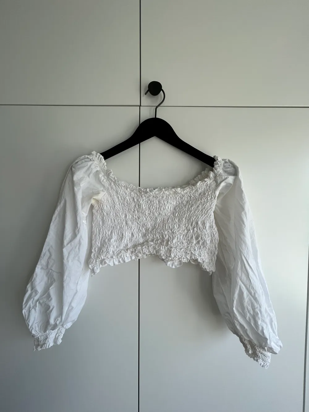 White cropped summer top with balloon arms. Toppar.