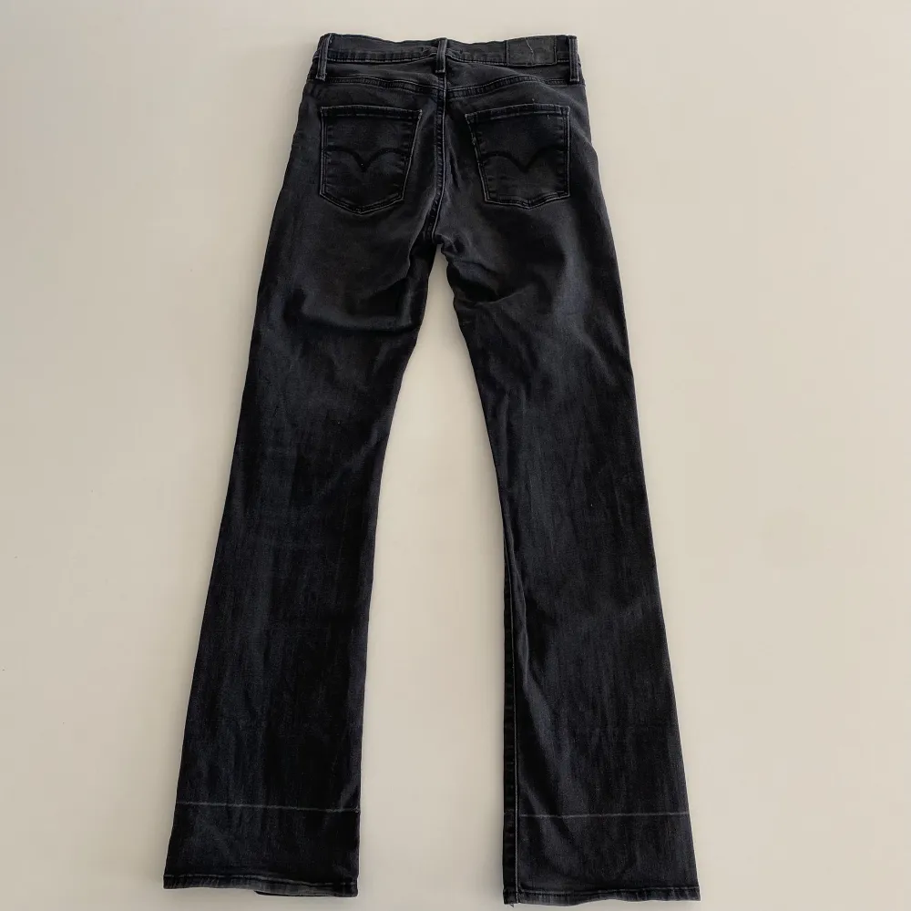 Jeans i en mer mörk-grå färg som man ser i tredje bilden . Jeans & Byxor.