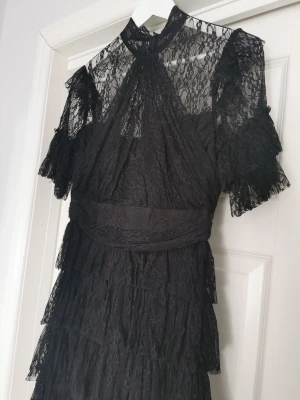 Svart spetsklänning Malina - Säljer en svart spetsklänning i storlek S av märket Malina. Använd en gång, alltså i nyskick. Köparen står för frakten. 