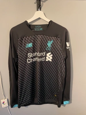 Liverpool tredjeställ 2019 långärmad ( M - Säljer denna fina tröja på grund av att den inte passar mig längre. Bra kvalitet och som ny. Använts någon enstaka gång. Köparen står för frakten!