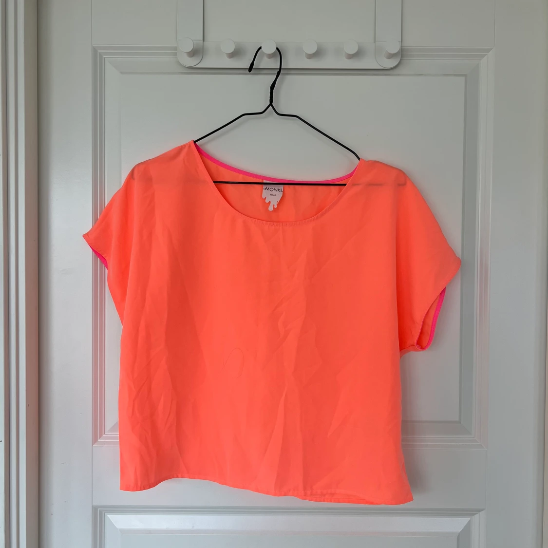 Topp neon MONKI