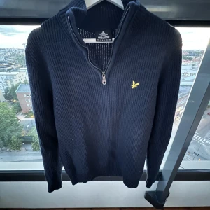 Mörkblå halv zip  - Mörkblå halv zip från Lyle and Scott i rätt bra skick. Använder inte den längre eftersom jag växt ur den.