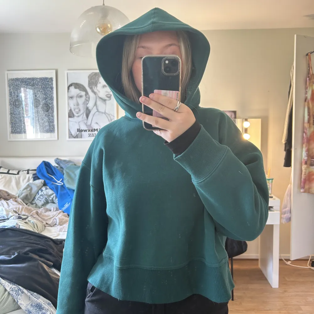 En super snygg grön hoodie ifrån Zara. Använd endast ett få par gånger. Den är i storlek L men skulle säga att den sitter som en M. . Hoodies.