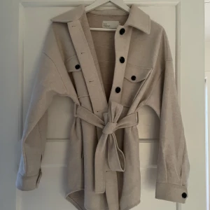 Nelly kappa - Säljer denna kappan ifrån Nelly i storlek 34 då en inte kommer till användning🩵 Klicka inte på köp nu, betalning sker via Swish🫶🏼