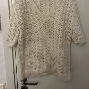 Fin virkad top!  - En fin top som matchar till allt! Står ingen sotrlek men passar som en M