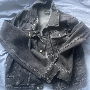 Oversized jeansjacka  - Svart/Grå jeansjacka i bra kvalitet. Super fin🩶  Storlek XL (men liten i storleken men fortfarande oversized)  Köpare står för eventuell frakt   