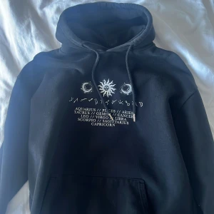 Svart hoodie astrologi  - Hoodie med stjärntecken och lite andra grejer, jättefint skick