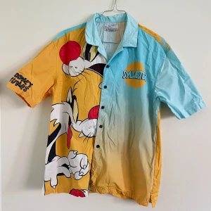 Skjorta med Looney Tunes mönster  - Snygg skjorta i storlek S. Bershka x Looney tunes. Använd endast vid två tillfällen. Nypris: 270