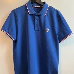 Moncler polo - Moncler polo storlek M nyskick inga flaws eller liknande 