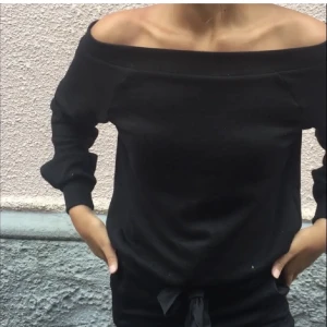Off shoulder tröja  - Off shoulder tröja