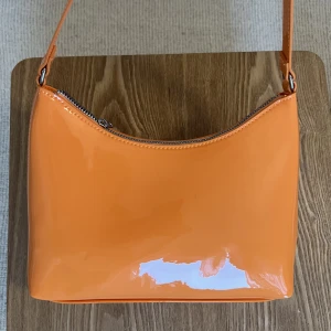 Orange väska - Orange axelremsväska. Knappt använd. 