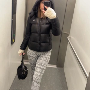 calvin klein - Köpt förra året, knappt använd då det inte är riktigt min stil! Köpt för 2500 ungefär, inga skador osv, för fler bilder och frågor skriv privat❤️❤️ pris går att diskuteras