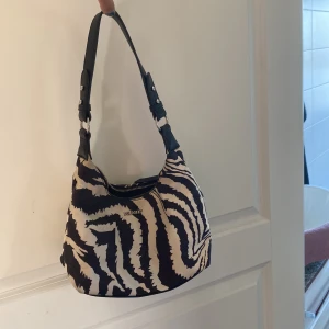 Väska - Snygg väska från Don Donna!! Fint skick!!