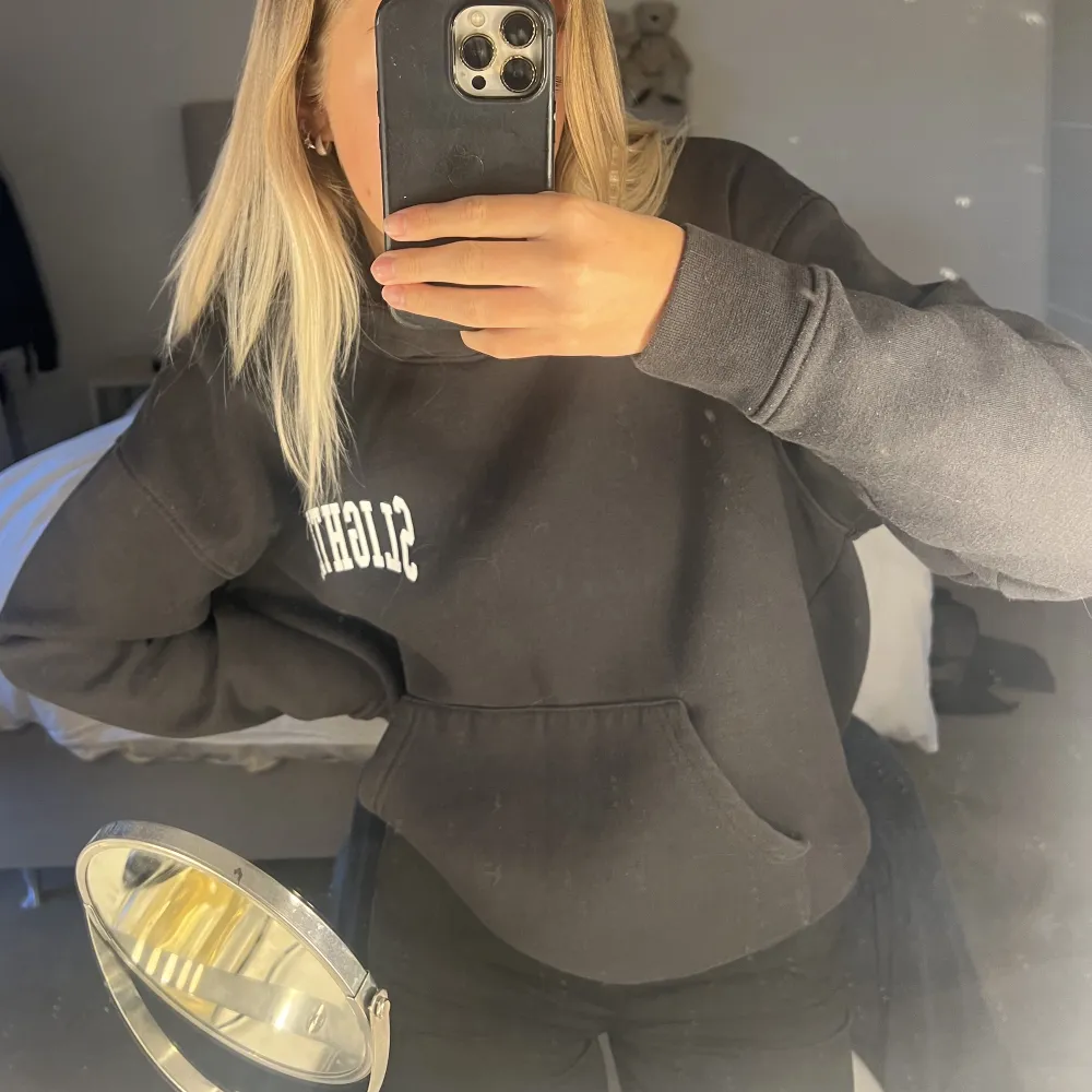 jättefin oanvänd hoddie från weekday, storlek xs men är rätt oversized💗 den är helt oanvänd så inga defekter, kan frakta och skicka bättre bilder💗. Hoodies.