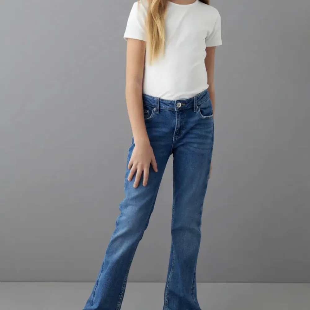 Bootcut jeans från Gina  Skriv för fler bilder eller frågor . Jeans & Byxor.