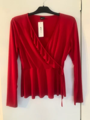 Röd omlott-tröja - Aldrig använd och lappen sitter kvar då den var för stor.