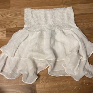 Kjol - En super gullig vit kjol ifrån shein som är knappt använd eftersom det inte är min stil längre! Skriv för fler bilder, frågor och mått!🫶🏻👍🏻 (köpt för 99kr)