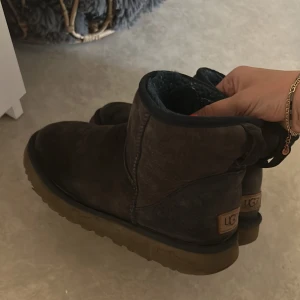 Uggs - Säljer mina uggs, lite slitna efter användning därav priset, men inga hål eller andra skador 