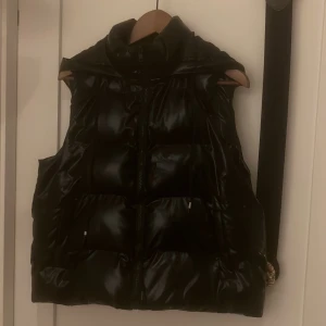 Väst - Någorlunda blank bäst. 