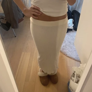 Vit stickad kjol - Lånad bild 🥰 superfin stickad kjol. Från mango, fint skick!