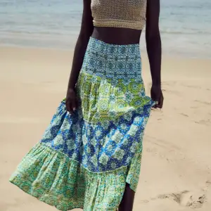 Säljer denna slutsålda fina mönstrade kjol från zara 💙💚