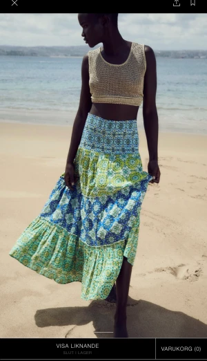 Slutsåld Zara kjol - Säljer denna slutsålda fina mönstrade kjol från zara 💙💚