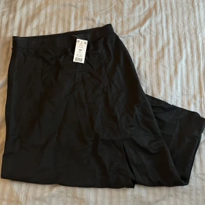 Midi kjol - Medellång kjol. Oanvänd i storlek XS. Har slits vid sidan (behöver strykas). 50kr💞