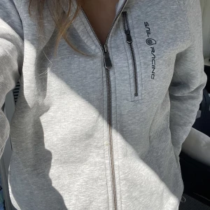 Kofta - Knappt använda sailracing kofta, säljer för att den inte kommer till användningen. Nypris 1000kr