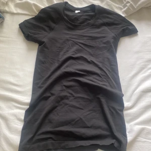 Lululemon t-shirt  - Säljer en topp från lululemon för 250-200, som köptes för 680. Den är använd 1 gång och är i storlek 4