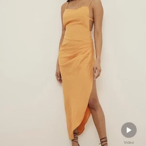 Linneklänning - Linneklänning i en superfin orange färg. Klänningen är aldrig använd därav säljer jag den. Dvs att klänningen också är i ett helt nytt skick!  Är 162cm och den sitter PRECIS som den gör enligt modellen på deras hemsida.  Köparen står för frakten. 