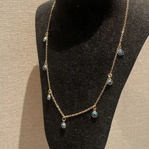 Halsband Evil eye 🧿💙 - Så fint halsband, köpt på Sellpy 🧿 okänt märke. Justerbar i nacken